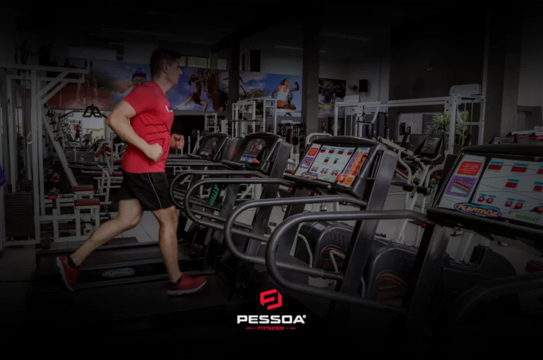 Treinador utilizando as esteiras da Pessoa Fitness