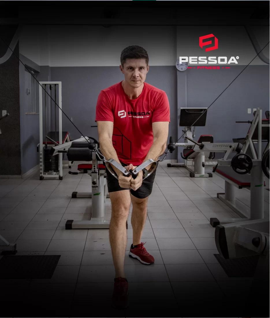 Treinador da Academia Pessoa Fitness durante um exercício