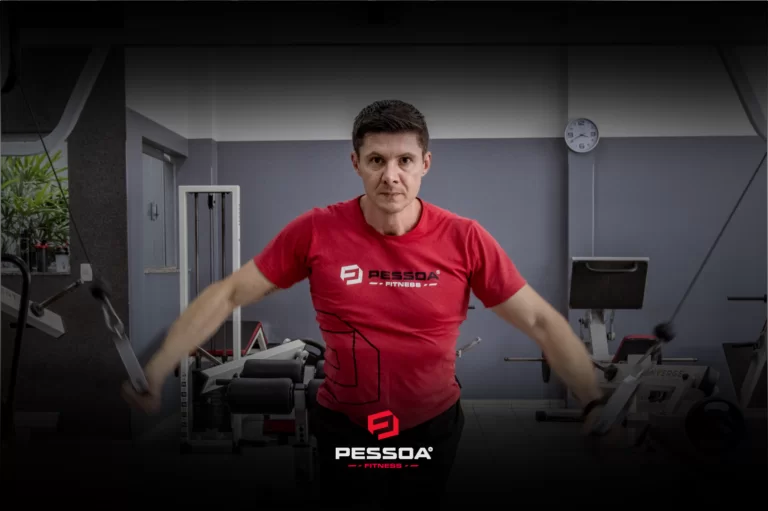 Profissional da Pessoa Fitness treinando
